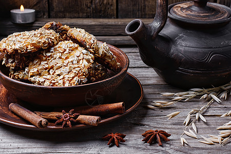 秋季燕麦饼干麦片盘子糕点小吃谷物餐巾甜点蛋糕早餐香料图片