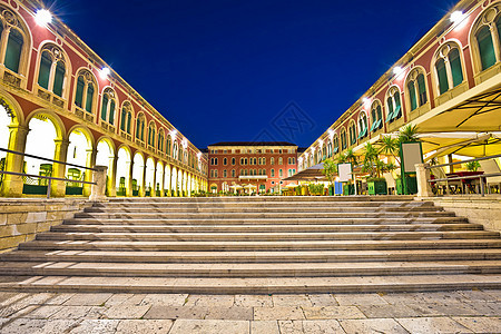 在 Split 晚间视图中演示方形正方形蓝色楼梯景观城市喷泉假期街景建筑旅游图片