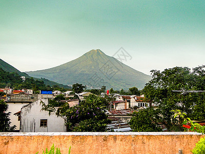 黄昏时的阿瓜火山城市贫民窟贫困图片