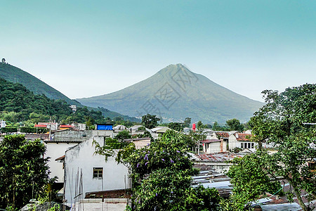 黄昏时的阿瓜火山贫民窟城市贫困图片