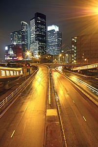 夜间和通过城市交通的都市风景环境旅行赛车市中心生活曲线建筑路灯车道立交桥车辆图片