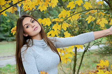 秋秋肖像女士女孩森林树木树叶抛光公园黄色风景图片