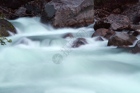 江流和石头急流速度流动蓝色风景岩石绿色旅行溪流白色图片