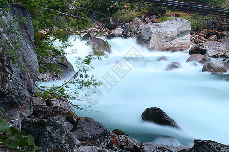 江流和石头流动白色风景速度急流运动蓝色绿色溪流力量图片