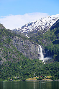 挪威的瀑布天空峡湾绿色溪流岩石风景石头图片