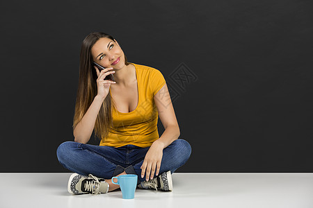 妇女电话交谈技术青少年女孩微笑手机讲话背景细胞地面深色图片