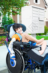坐在轮椅上 在户外微笑的英俊双种族残疾男孩r脑瘫白色需求机动性少数民族孩子矫形器男生医疗图片