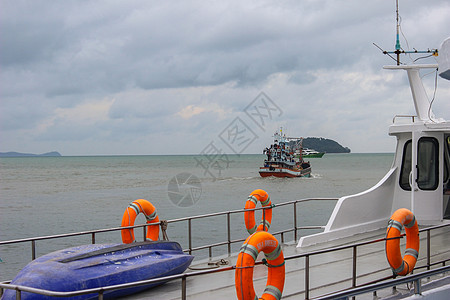 大船环命童子 强制性船舶设备 个人漂浮装置 防止溺水 游轮甲板上的橙色救生员 去一个岛旅行图片