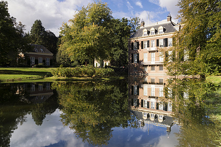 阿纳姆附近Zypendaal城堡蓝天公园庄园护城河树木财产反射池塘别墅图片