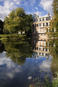 阿纳姆附近Zypendaal城堡树木池塘护城河庄园别墅财产反射蓝天公园图片