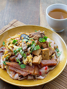 混合鸡蛋 香肠 猪肉 蘑菇和豆腐食物面条营养盘子沙拉蔬菜美食烹饪午餐餐厅图片