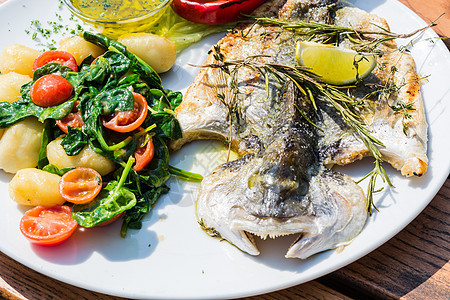 新鲜鱼烧烤海鲜鱼 bream餐厅食物沙拉鱼片方式健康饮食藏红花草药根菜蔬菜图片