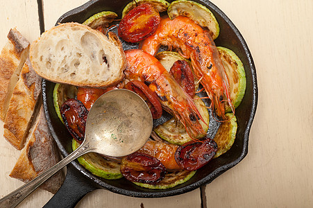 烤虾和西红番茄美食海鲜小吃烹饪勺子烧烤煎锅对虾炙烤草药背景