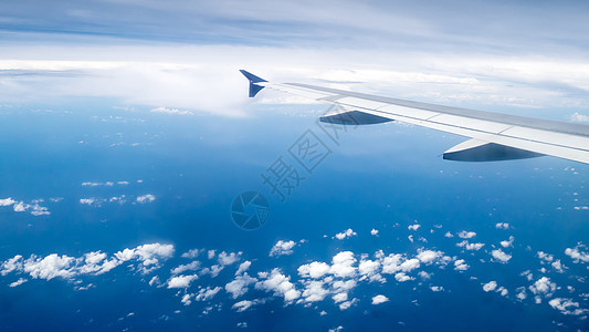 飞机机翼在天空上航班蓝色运输气氛旅行天线白色空气多云自由图片