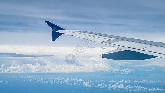 飞机机翼在天空上蓝色旅行气氛自由航班白色天线运输多云水平图片