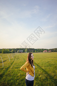 快乐的年轻女孩 享受阳光明媚的春天乐趣幸福头发场地女性闲暇草地成人喜悦自由图片