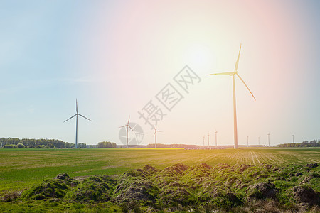 亮蓝天空移动和风力涡轮机蓝色绿色风车工业环境创新发电机涡轮旋转技术图片