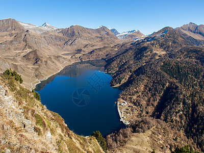 在山上旅行公园蓝色高山树木踪迹小路冒险顶峰远足天气图片