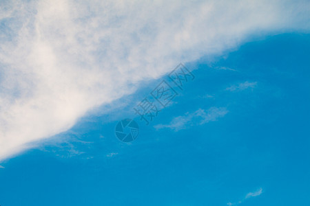 美丽的蓝色天空和云彩风景环境阳光臭氧天堂气候空气天际自由天气图片