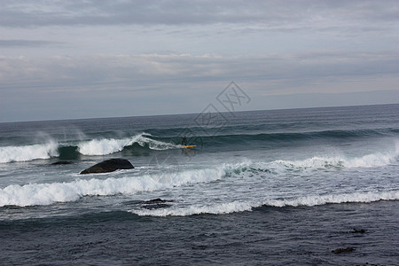 冲浪的秋秋季膨胀 挪威冷水训练大自然断点波浪极限海滩岩石冲浪者运动图片