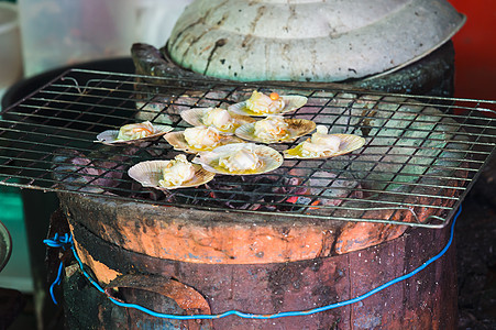 用黄油烤扇贝海鲜炙烤街道贝类白色烹饪黄油市场海洋食物背景图片