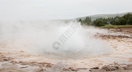 著名的冰岛喷泉地热蒸汽二氧化硅轮缘气泡火山图片
