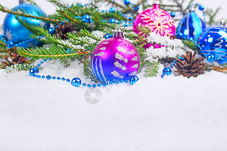 雪上的圣诞装饰紫色白色装饰品卡片蓝色玩具风格绿色边界松树图片