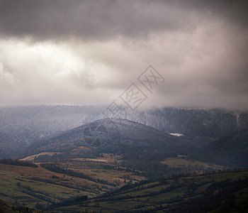 阴云大山的覆盖场景 秋天雨薄雾高山灰色风景爬坡风暴农村蓝色荒野季节图片