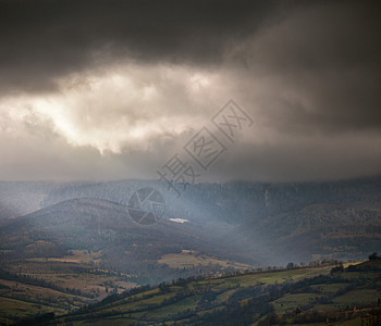 阴云大山的覆盖场景 秋天雨灰色荒野薄雾风景高山天空阳光农村蓝色绿色图片