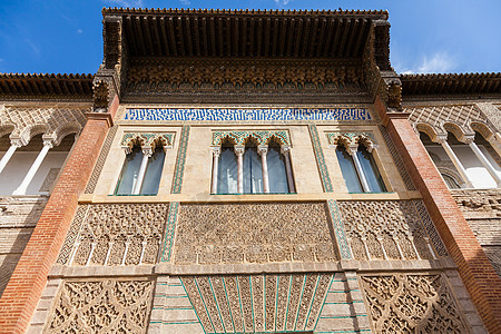 塞维利亚阿尔卡扎尔旅游庭院奢华历史城堡地标走廊墙壁马赛克窗户图片