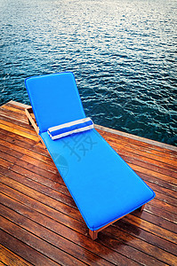 甲板上排舱外的坐席温泉椅子海岸毛巾奢华靠垫旅游旅行蓝色座位背景图片
