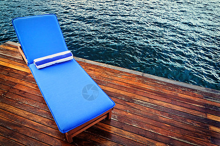 甲板上排舱外的坐席海岸蓝色奢华温泉椅子家具旅游热带躺椅旅行背景图片