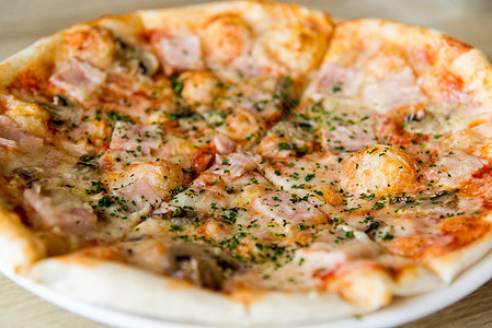 配蘑菇和火腿的披萨盘子饮食木板熏肉蔬菜桌子餐厅午餐小吃食物图片