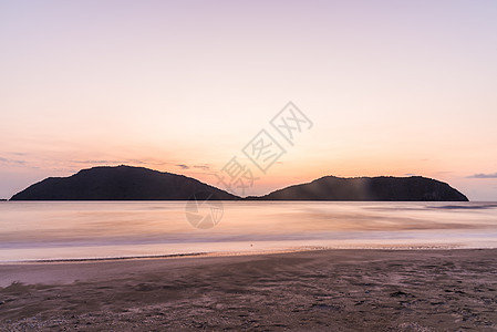 海洋和山脉的夏季景色海岸蓝色日落水平海岸线旅行旅游阳光太阳天空图片