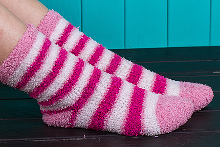 长着袜子的漂亮美腿女人壁炉身体手工季节地毯幸福蓝色脚趾衣服高跟鞋图片
