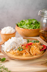 美味的鸡咖咖哩盘子香菜美食食物午餐黄油香米羊肉香料木头图片