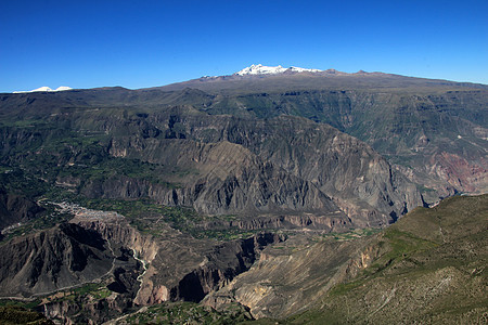 秘鲁全景岩石丘陵场景峡谷溪流秃鹰荒野天空石头拉丁图片