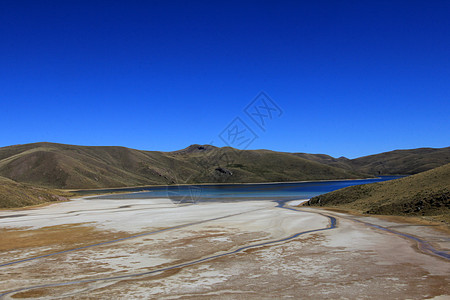 千山万湖 遍及秘鲁和彩虹黄色自由风景高地山脉岩石绿色红色天空图片