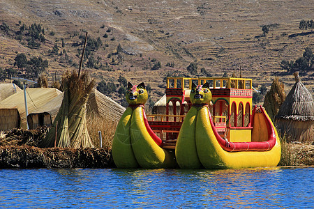 漂浮群岛 Uros 秘鲁提喀卡湖运输建筑木头独木舟地标村庄普诺岛屿旅游房屋图片
