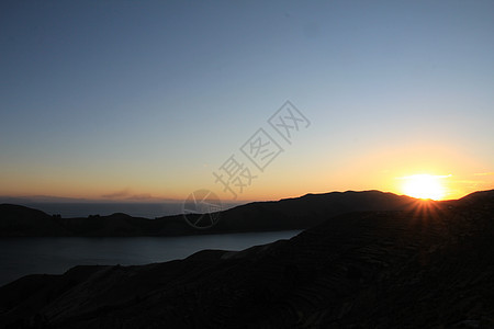 提喀卡湖太阳岛日落图片