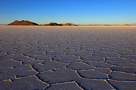 Uyuni盐湖 玻利维亚盐湖沙拉 日落太阳荒野场景日出世界蓝色旅游沙漠反射地平线图片