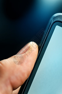 使用指纹传感器扫描来解锁智能电话生物电子产品技术隐私识别扫描器手机控制手指授权图片