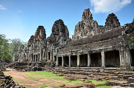 柬埔寨吴哥Wat柬埔寨废墟上帝雕塑天空高棉语石头纪念碑旅行建筑建筑学图片