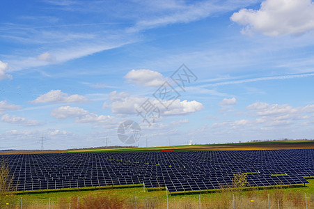 田地和草地上配有太阳能电池板图片