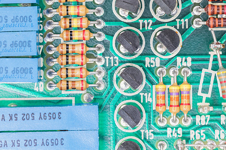 电路板上的冷凝器和阻力组装微电路木板半导体制造业电容器电气电阻器宏观处理器绿色图片