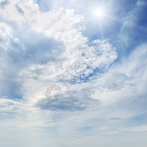 太阳在蓝天空中 白云笼罩着阳光星星照片光束天气气候季节日落天空天堂图片
