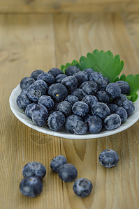 蓝莓在碗里浆果收成季节性甜点团体饮食绿色蓝色水果营养图片