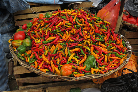 玻利维亚苏克雷新红 绿和黄红辣椒拉丁烹饪蔬菜花园农民蔗糖市场农场辣椒胡椒图片
