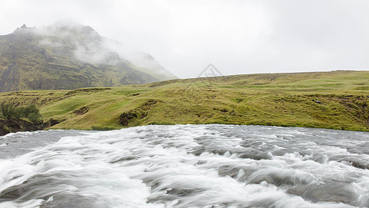 Skogafos瀑布 冰岛旅行下雨男人旅游环境彩虹地标岩石天空力量图片