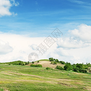 山地地形和蓝天空阳光山脉晴天地平线场景天空岩石石头草原农场图片